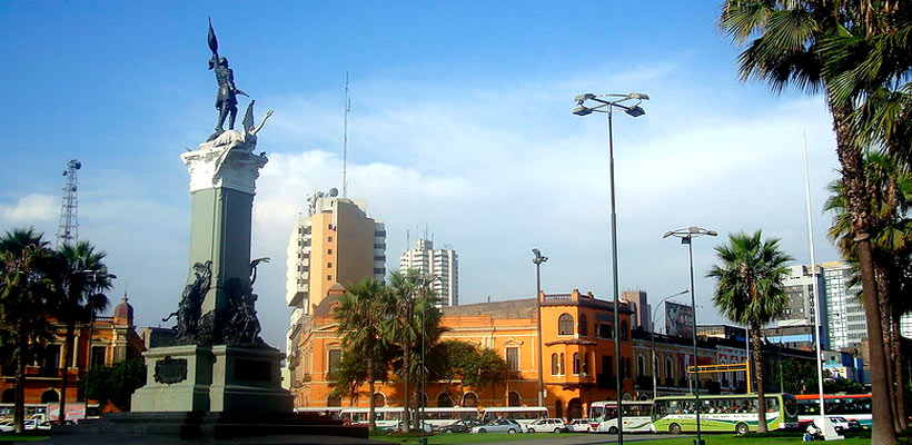 Pasea por la Plaza Bolognesi
